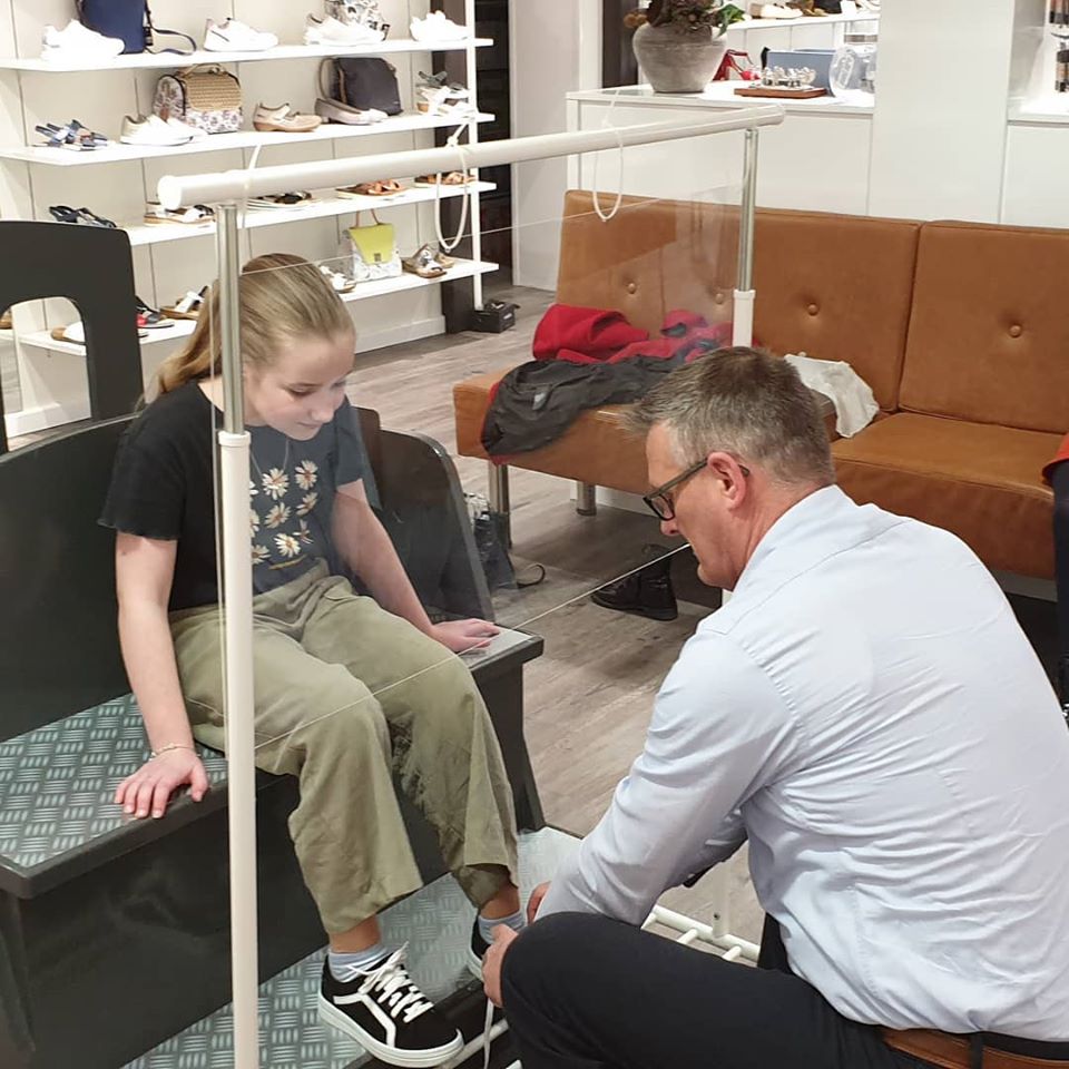 Corona scherm in schoenenwinkel