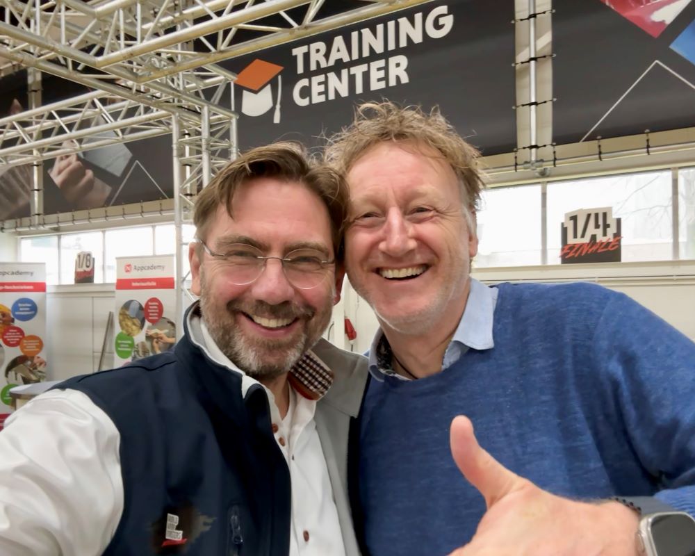 Trainer en redacteur Vakblad Sign Benelux steken tevreden duim op tijdens Appcademy cursus opleiding interieurfolie / keukens wrappen