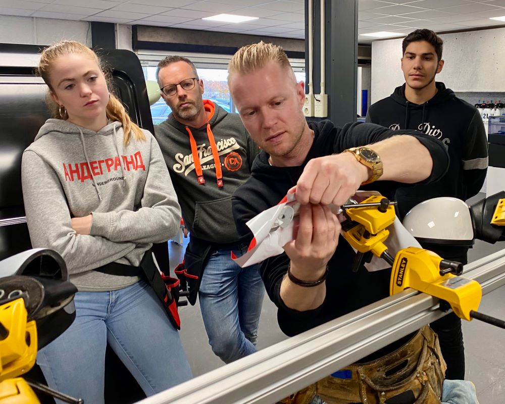 Demonstratie door trainer met toekijkende cursisten tijdens Appcademy opleiding