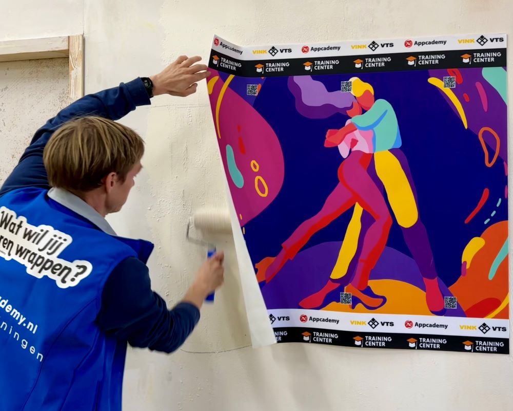 Trainer demonstreert aanbrengen Multitex Pro van Probo tijdens Appcademy Naadloos fotobehang training