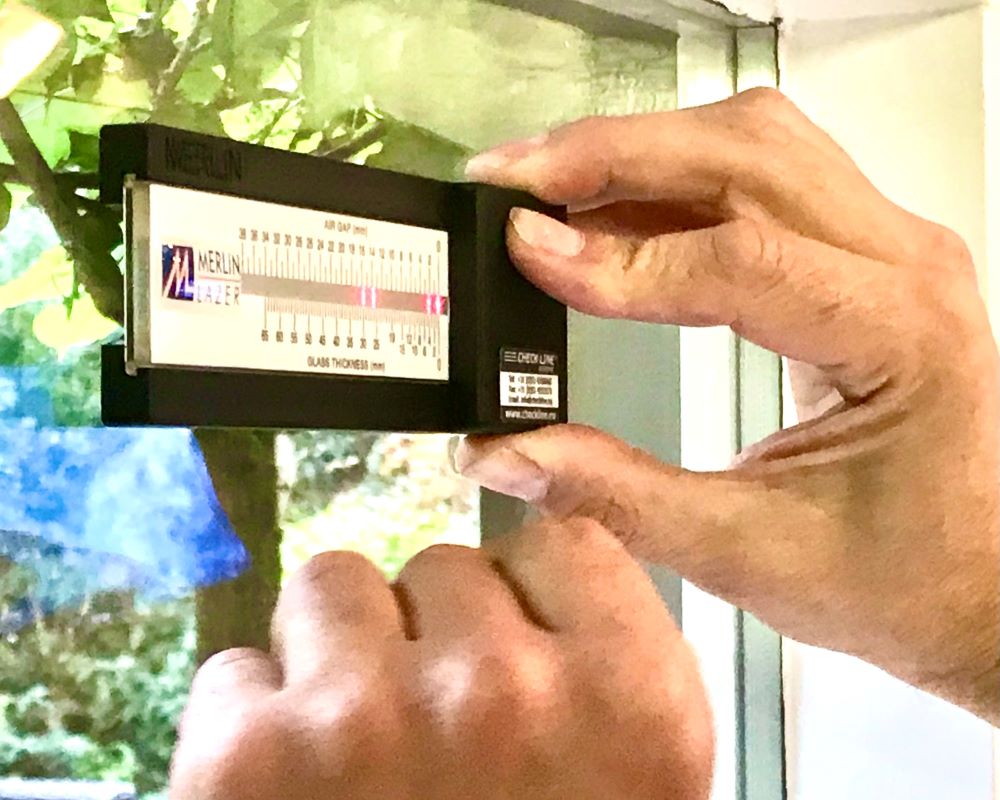 Trainer beoordeelt het glastype HR Plus of HR++ of HR+++ voor raamfolie mogelijkheden tijdens Appcademy Architectural Windowfilm cursus