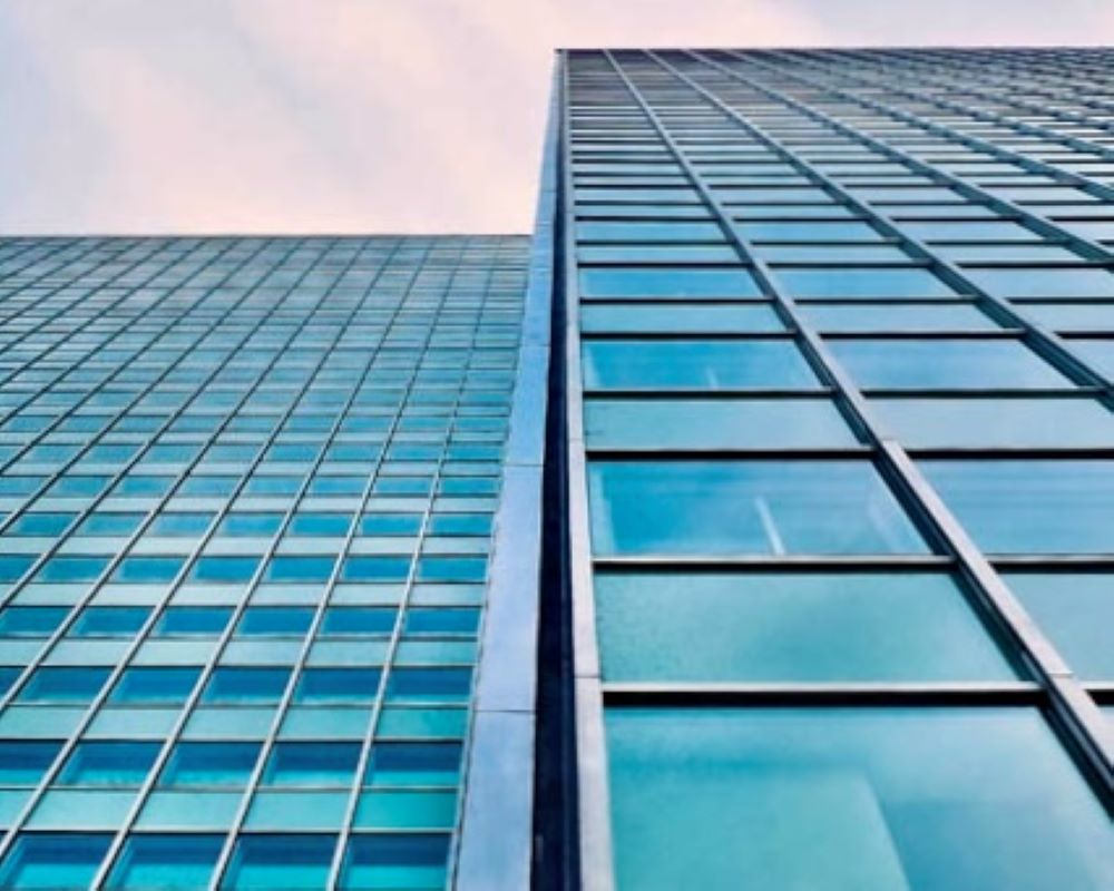 Voorbeeld van een gebouw met van warmtewerende raamfolie in verband met Appcademy Architectural Windowfilm cursus