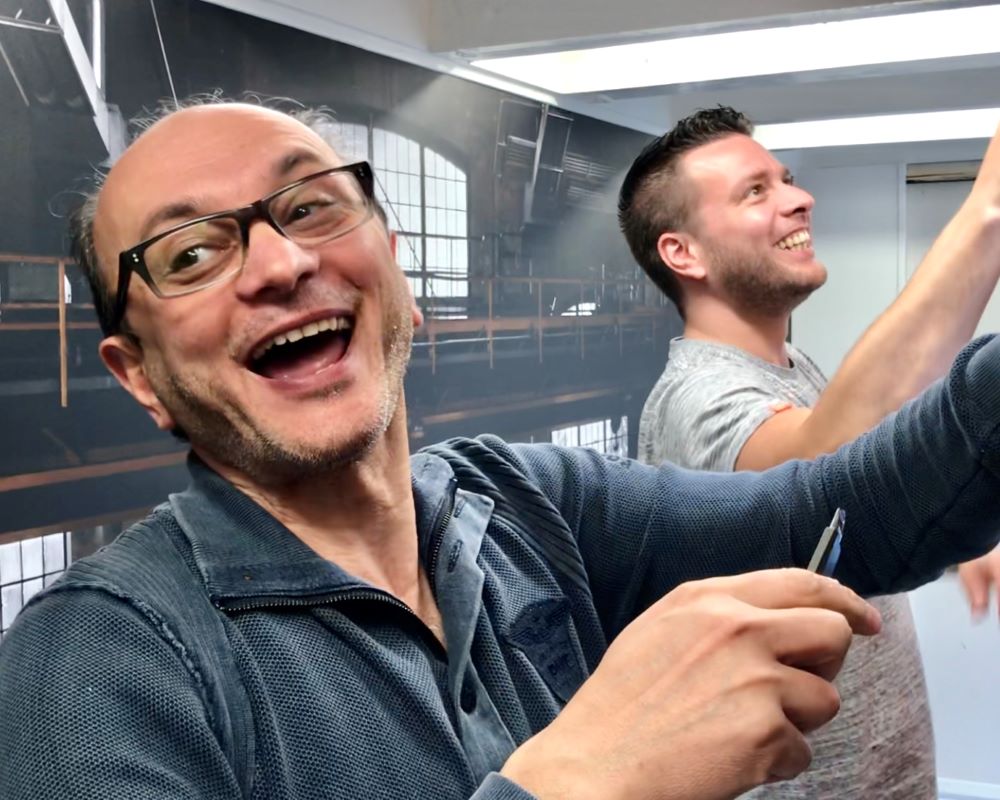 Cursisten lachen en hebben plezier tijdens Appcademy Naadloos fotobehang cursus