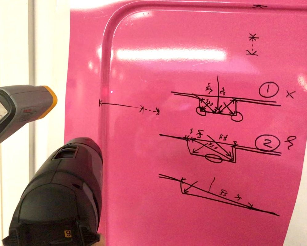 Zojuist geplakte zelfklevende folie wordt met een föhn heet naverwarmd tijdens de Appcademy signmaker advanced cursus