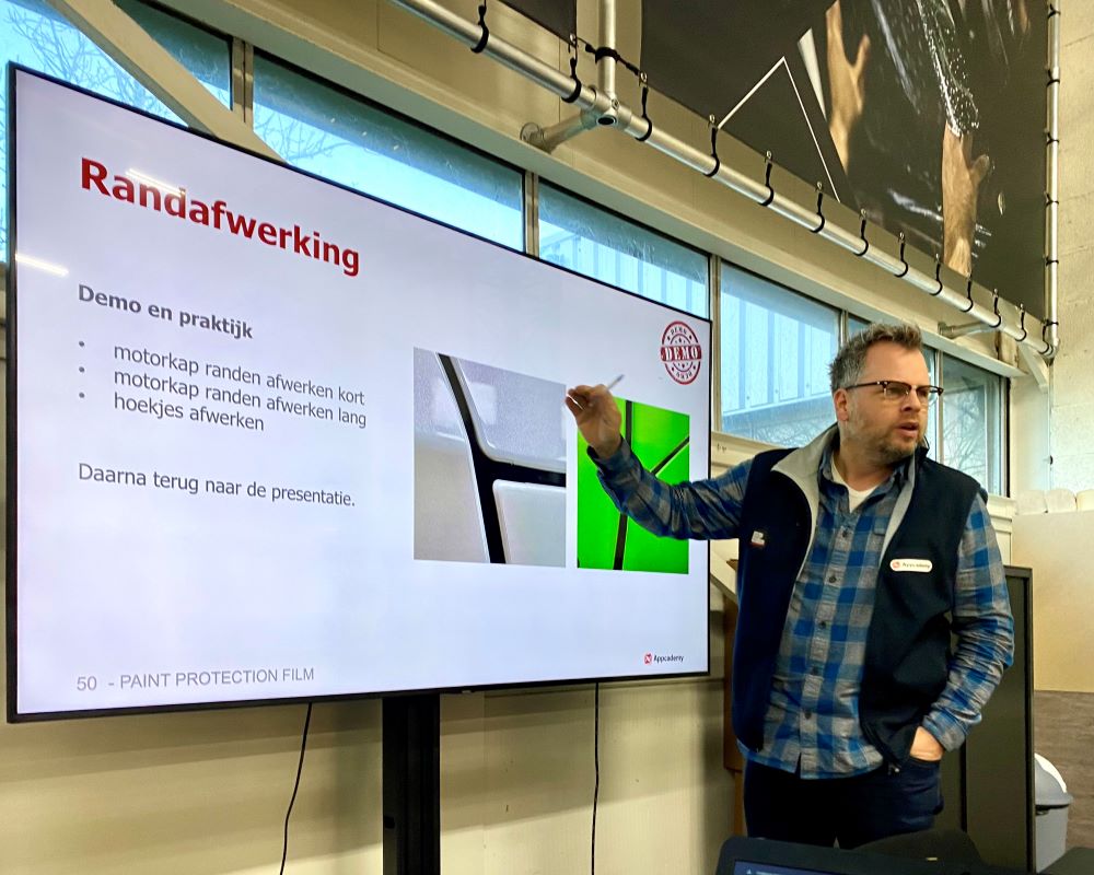 Trainer gebruikt power point via LCD scherm tijdens Appcademy Paint Protection Film cursus