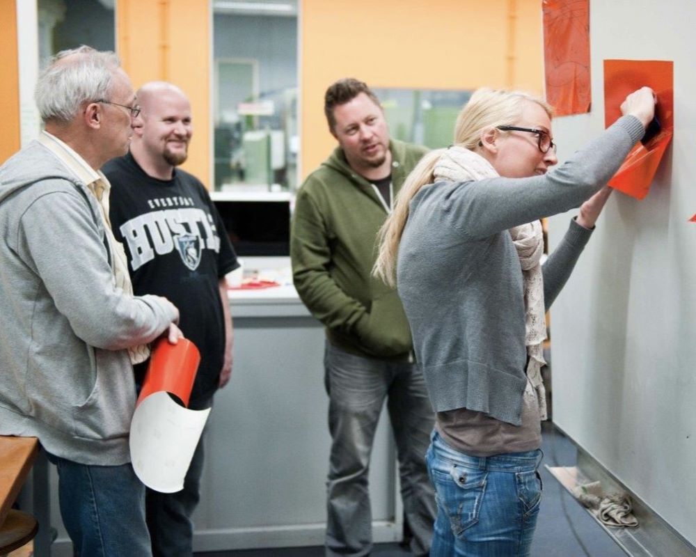 Docenten van ROC / MBO opleiding signmaker doen folie snij oefeningen tijdens Appcademy interne cursus op ROC / MBO opleiding signmaker