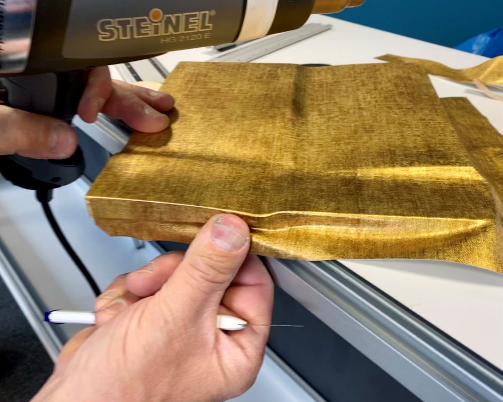 Interieurfolie wrap op een 3D onregelmatige ondergrond gewrapped door cursist tijdens praktijkoefening bij de Appcademy training interieurfolie en keukens beplakken