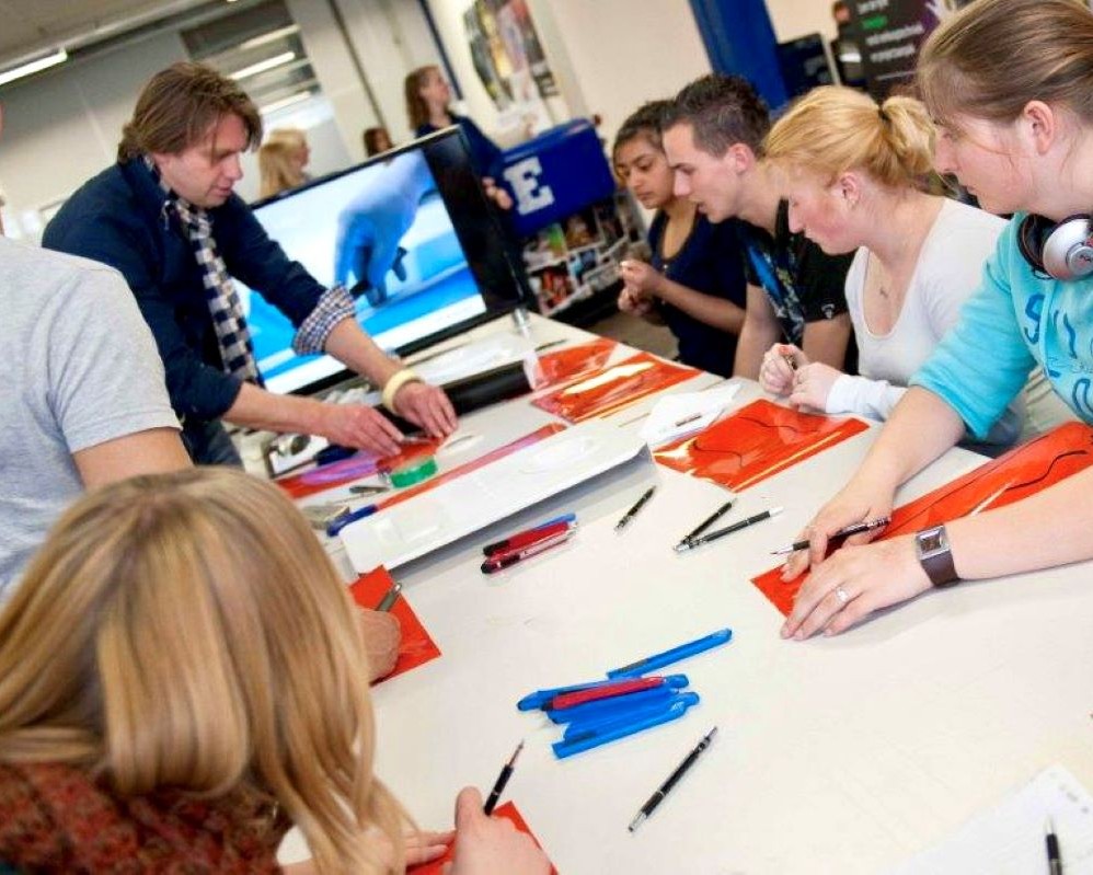 Trainer gastdocent geeft professionele demo aan studenten tijdens Appcademy workshop en gastcollege op ROC / MBO signopleiding