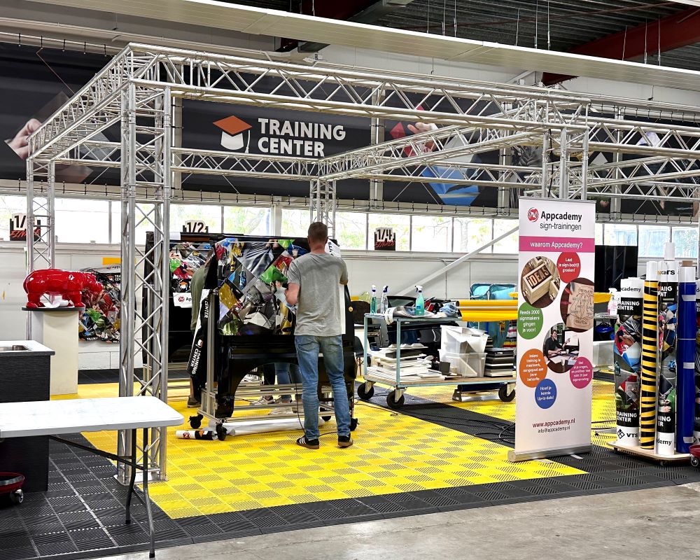 Cursisten aan de slag in de trainingsruimte voor praktijkoefeningen tijdens de Appcademy signmaker advanced cursus