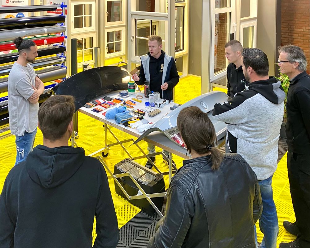 Trainer laat zien aan cursisten welke tools of gereedschappen handig zijn voor signmakers tijdens de Appcademy signmaker advanced cursus