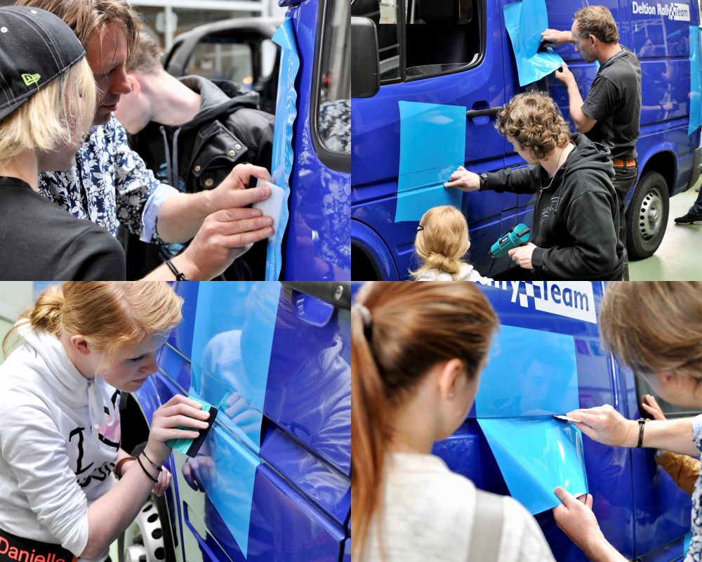 Studenten doen met trainer samen praktijkoefeningen folie applicatie tijdens Appcademy workshop en gastcollege op ROC / MBO signopleiding