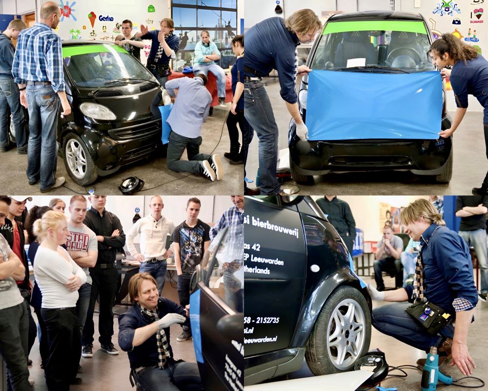 Trainer geeft demonstraties folie wrappen en plakken tijdens Appcademy workshop en gastcollege op ROC / MBO signopleiding