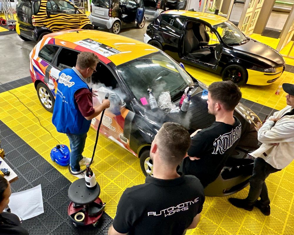 Trainer demonstreert plakken PPF m.b.v. stoomapparaat op buitenspiegel tijdens Appcademy Paint Protection Film cursus