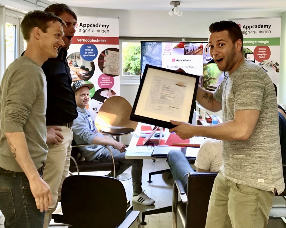 Cursist toont blij zijn certificaat van deelname na de Appcademy Naadloos fotobehang cursus of opleiding