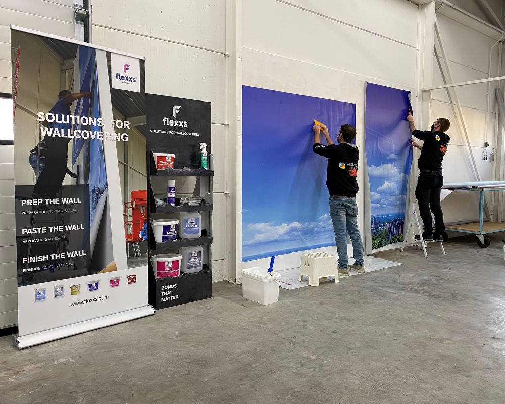 Cursisten plakken naadloos fotobehang zoals Airtex en Walltex als praktijkoefening tijdens Appcademy Naadloos fotobehang training