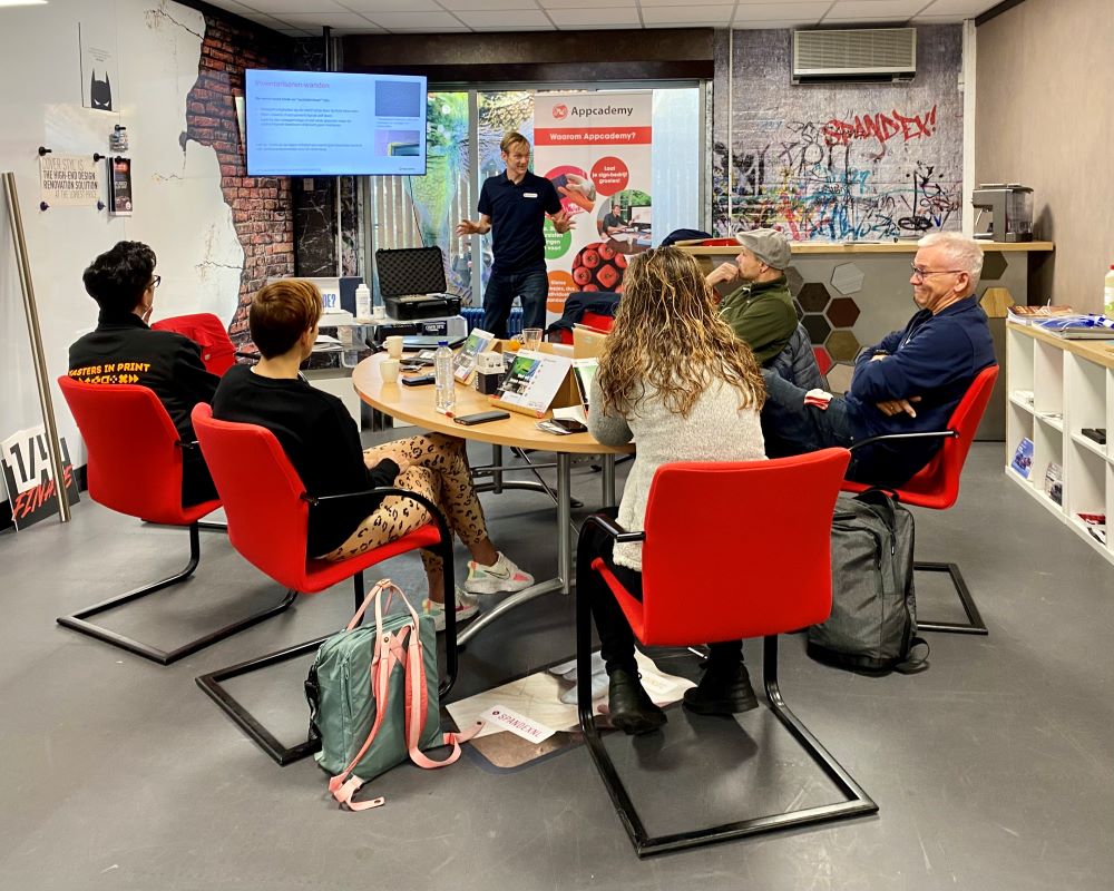 Trainer deelt praktische informatie over keuken wrapping met cursisten tijdens Appcademy opleiding cursus interieurfolie en keukens beplakken