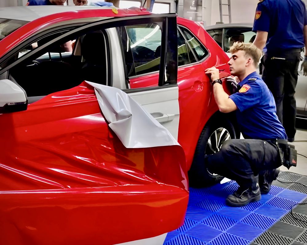 Carwrap advanced cursist bezig ,met wrap complete auto