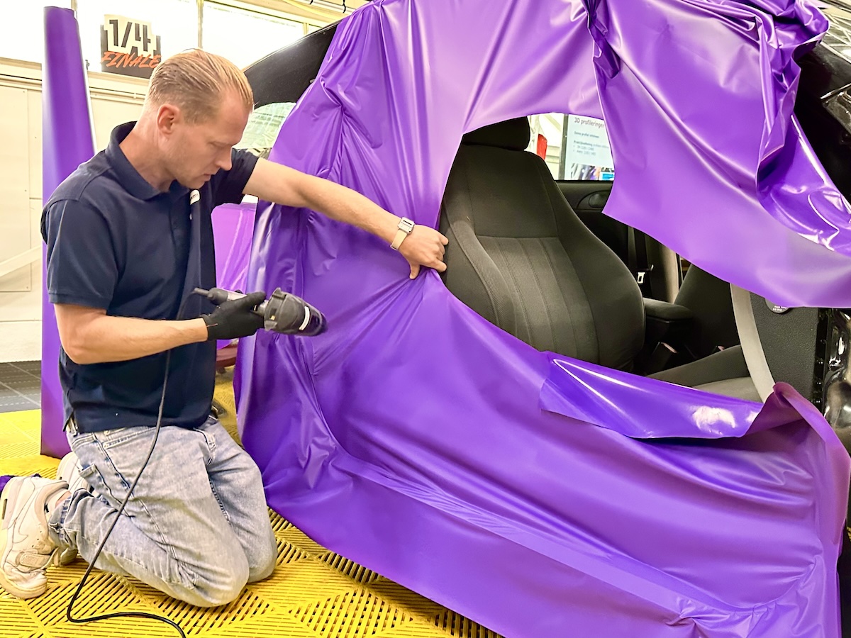 trainer wrapt instap auto tijdens carwrap masterclass