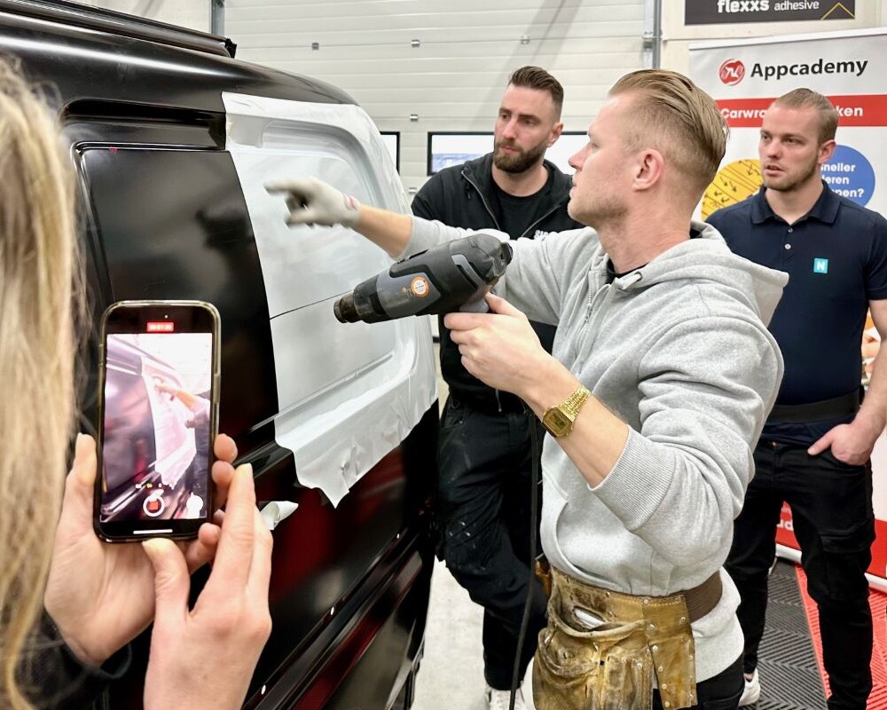 Appcademy Carwrap Masterclass behandeld meerdere uiteenlopende stressless tech nieken om folies in diepe profielen aan te brengen