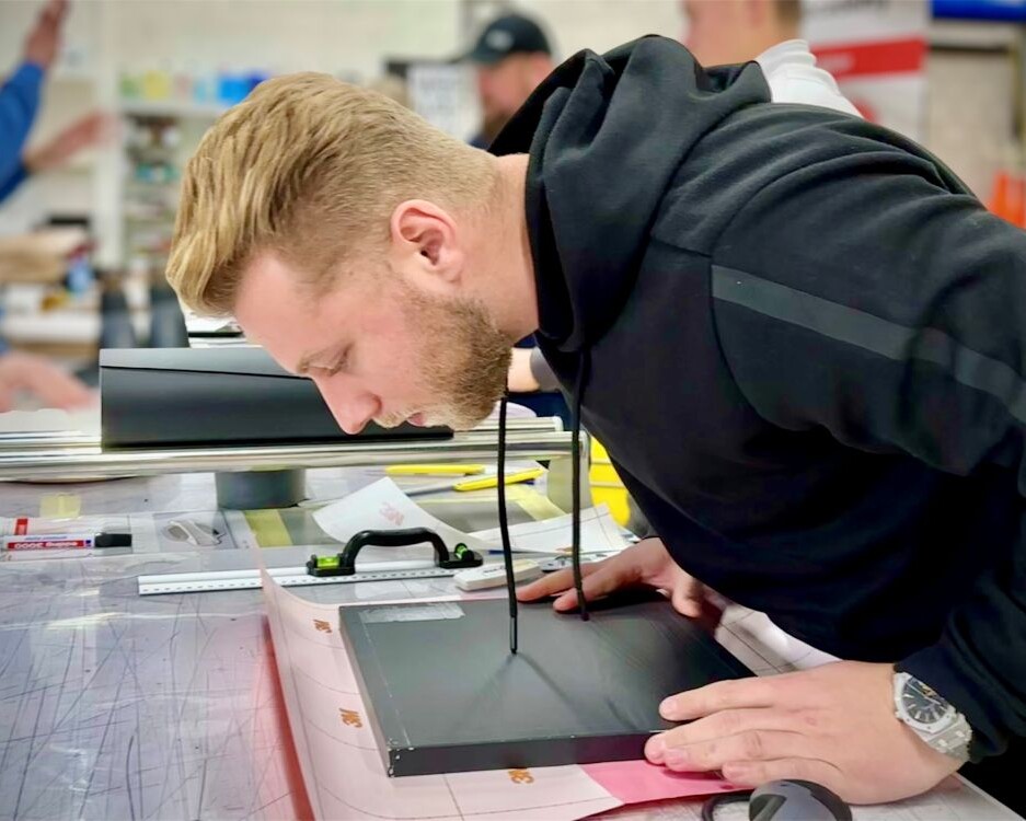 Cursist wrapt keuken front paneel tijdens Appcademy cursus: keukens Wrappen van A-Z