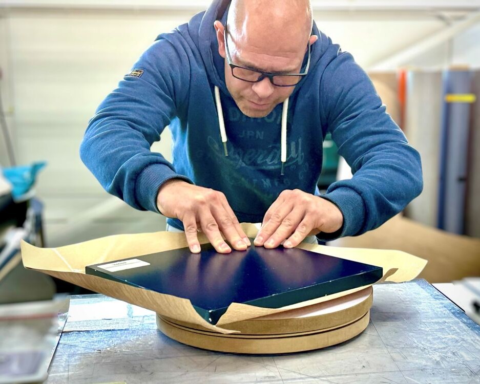 cursist wrapt een keuken frontje en werkt aan de hoekjes